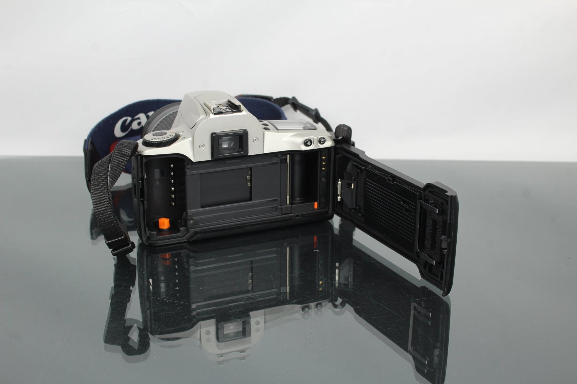 Canon EOS 300 + Canon EF 28 - 80mm 1:3.5 - 5.6 lens - Dutch|Thrift