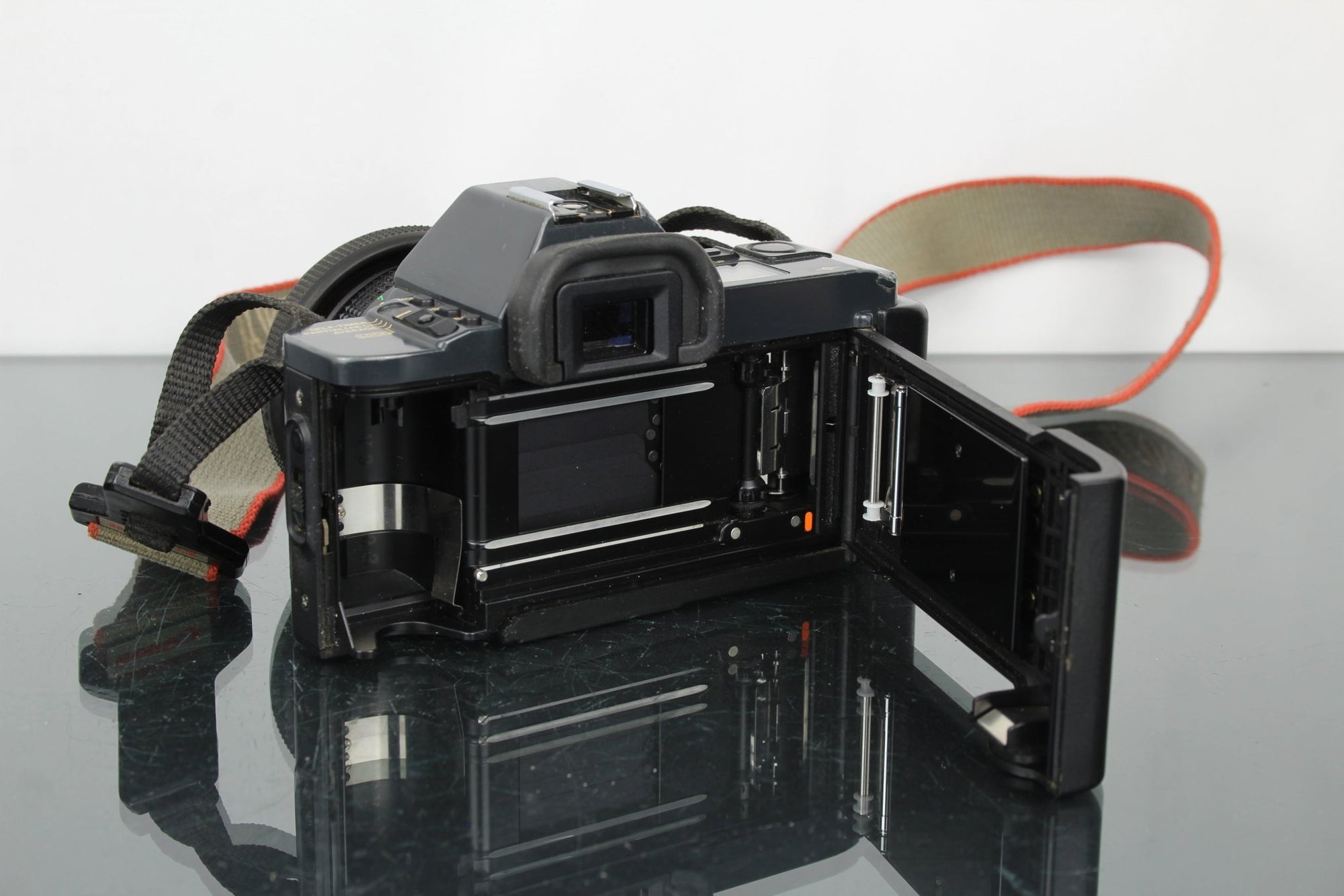 Canon T70 + Canon FD 50mm 1:1.8 - Dutch|Thrift