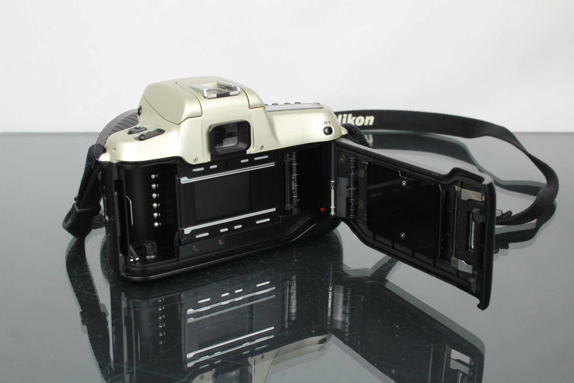 Nikon F50 + Nikon 35 - 80mm 1:4 - 5.6 lens - Dutch|Thrift