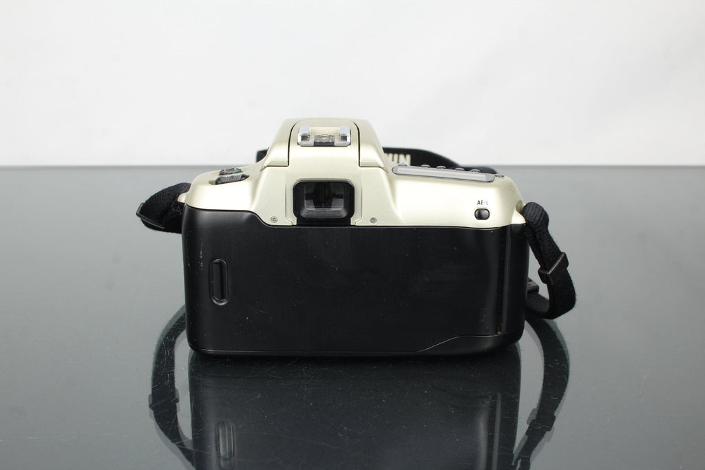 Nikon F50 + Nikon 35 - 80mm 1:4 - 5.6 lens - Dutch|Thrift